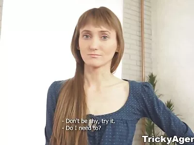 Twee babes porno ude zuigen een enorme lul