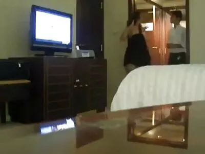 Prachtige huisvrouw heeft lange pornofilm parmantige tepels