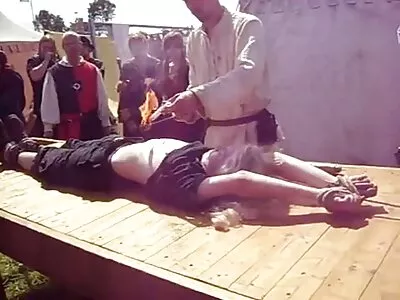 Mona Azar neemt sperma in vintage pornofilm haar mond na het onderhouden van een enorme lul