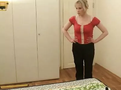 Blanke babe heeft mooie, pornof ronde kont