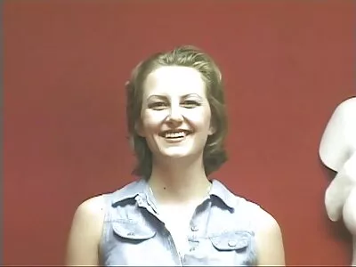 Sheena Ryder en Lilly Bell worden geneukt in de gratis porno films woonkamer