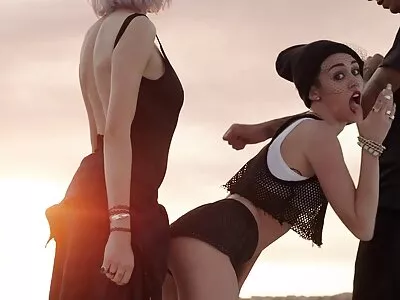 Alexis Crystal por ofilm levert een diepe pijpbeurt voordat haar kont wordt geploegd