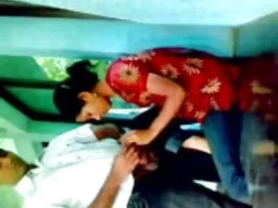 Faye wordt gelikt tijdens haar pornovidios yogapauze