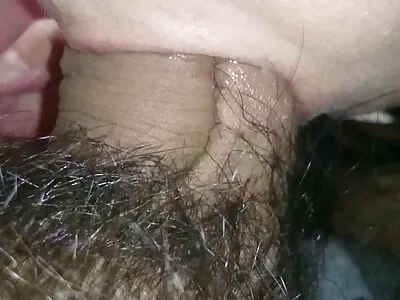 Roodharige tiener Charlie Red pijpt en wordt pornos sex geneukt in de keuken met stiefvader