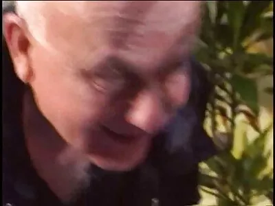 Mooie pornos sex babe werd geneukt op de bank