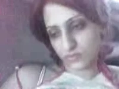 Gebruinde hottie zuigt een stijve lange pornofilm buiten