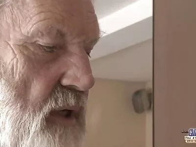 Sletterige vrouw pornos 3d laat buurvrouw haar in de kont neuken