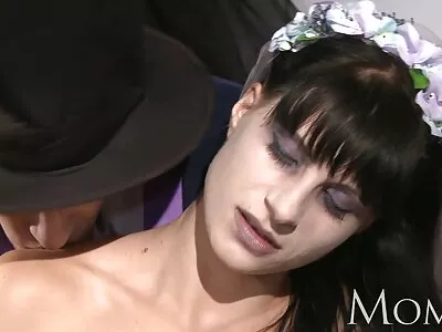 Mooie massage pornofilm en rondborstige blonde MILF polijstknop