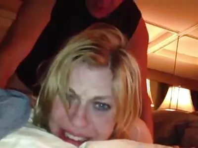 Kleine tiener brunette houdt van poseren zonder kleren pornof