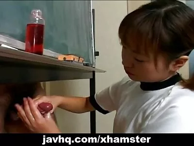 Julia De Lucia blaast pornos sex en berijdt bebaarde hengst