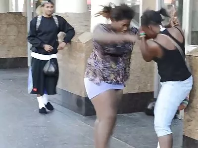 Gebonden Molly Manson pijpt pornof en springt op een lul