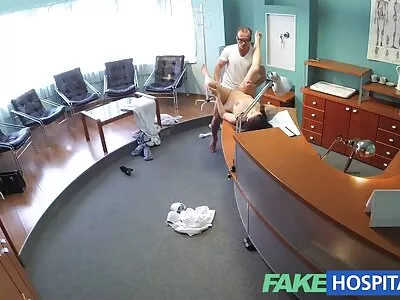 Lesbische porno ude sletten komen klaar na het delen van een lul