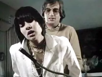 Geile Claudia Marie pornovidios laat haar hooters wiebelen