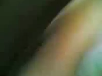 Blonde babe wrijft over de por ofilm lul van haar kamergenoot