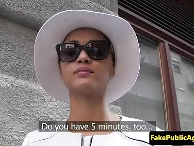 Leena A zuigt gratis porno films en neukt keiharde lul in de woonkamer