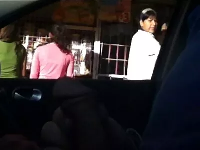 Zwartharige tiener neukt stiefbroer in het bijzijn van hun blinde vader pornovidios