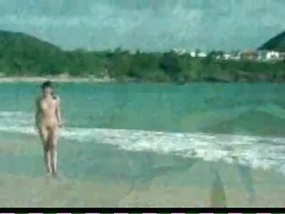 Donkerharige vrouw werd thuis in de stormy daniels pornofilm keel geneukt